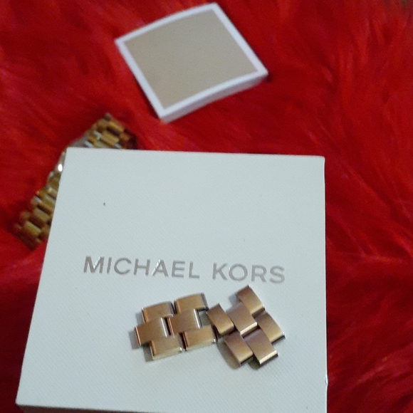 Michael Kors gold watch - Picture 3 of 4